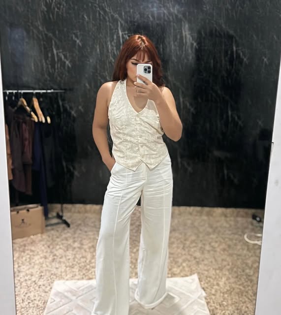 Look de alfaiataria em tom claro